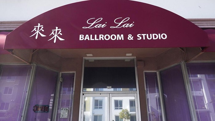 Potret Lokasi Penembakan Saat Imlek yang Tewaskan 10 Orang The Lai Lai Ballroom and Studio front door is seen in Alhambra, Calif., Sunday, Jan. 22, 2023. A mass shooting by a gunman at the Star Ballroom Dance Studio in Monterey Park, killed multiple people, amid Lunar New Year celebrations. Then 20 to 30 minutes later, a man with a gun entered the Lai Lai Ballroom in nearby Alhambra. LA County Sheriff Robert Luna said it is unclear where the events are connected. (AP Photo/Damian Dovarganes)