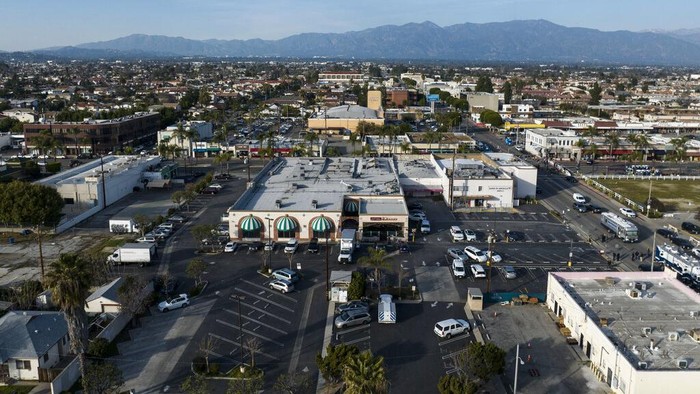 Potret Lokasi Penembakan Saat Imlek yang Tewaskan 10 Orang This image taken with a drone shows Star Dance Studio in Monterey Park, Calif., Sunday, Jan. 22, 2023. A mass shooting took place at the ballroom dance studio late Saturday amid Lunar New Years celebrations in the predominantly Asian American community of Monterey Park. (AP Photo/Jae C. Hong)