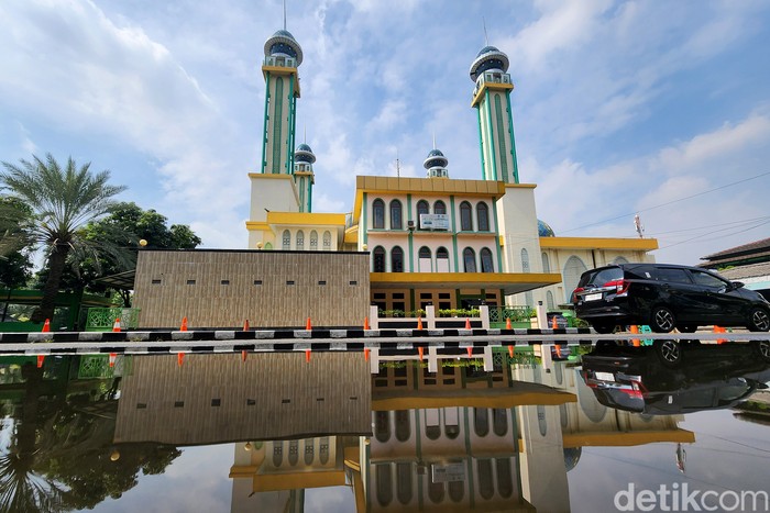 Para peserta walking tour mengunjungi sejumlah situs bersejarah di Kota Bekasi, Jawa Barat, Sabtu (21/1/2023) seperti Masjid Agung Kota Bekasi. Masjid ini bermula dari sebuah surau yang dibangun pada era Hindia-Belanda, tepatnya tahun 1890. Pembangunan surau dipelopori penghulu Lanraad saat itu, Abdul Hamid, menggunakan tanah wakaf seorang warga bernama Bachroem seluas 3.370 meter persegi. Sejak awal, surau ini telah dinamakan Al-Barkah.