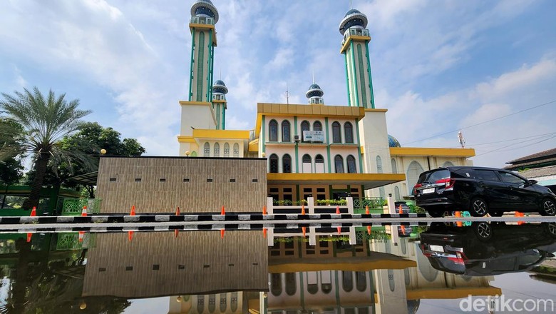 Para peserta walking tour mengunjungi sejumlah situs bersejarah di Kota Bekasi, Jawa Barat, Sabtu (21/1/2023) seperti Masjid Agung Kota Bekasi. Masjid ini bermula dari sebuah surau yang dibangun pada era Hindia-Belanda, tepatnya tahun 1890. Pembangunan surau dipelopori penghulu Lanraad saat itu, Abdul Hamid, menggunakan tanah wakaf seorang warga bernama Bachroem seluas 3.370 meter persegi. Sejak awal, surau ini telah dinamakan Al-Barkah.