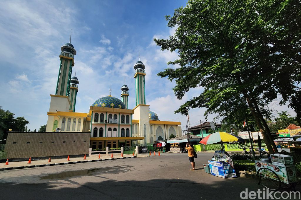 Para peserta walking tour mengunjungi sejumlah situs bersejarah di Kota Bekasi, Jawa Barat, Sabtu (21/1/2023) seperti Masjid Agung Kota Bekasi. Masjid ini bermula dari sebuah surau yang dibangun pada era Hindia-Belanda, tepatnya tahun 1890. Pembangunan surau dipelopori penghulu Lanraad saat itu, Abdul Hamid, menggunakan tanah wakaf seorang warga bernama Bachroem seluas 3.370 meter persegi. Sejak awal, surau ini telah dinamakan Al-Barkah.