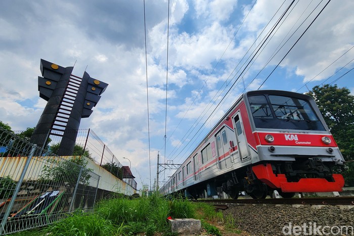 Peserta Walking Tour Ngojak Bekasi melihat Monumen Sejarah Perjuangan Kali Bekasi, di Kota Bekasi, Jawa Barat, Sabtu (21/1/2023).Monumen Kali Bekasi ini adalah saksi sejarah tempat dahulu rakyat Bekasi berani melawan Jepang. Monumen Kali Bekasi ini menjadi saksi 90 tentara Jepang mati oleh rakyat di Bekasi.