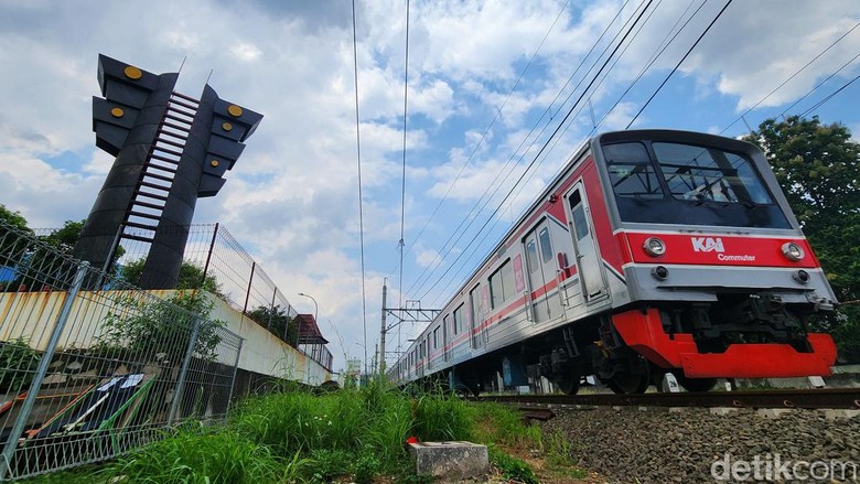 Potret Monumen Sejarah Perjuangan Kali Bekasi Peserta Walking Tour Ngojak Bekasi melihat Monumen Sejarah Perjuangan Kali Bekasi, di Kota Bekasi, Jawa Barat, Sabtu (21/1/2023).Monumen Kali Bekasi ini adalah saksi sejarah tempat dahulu rakyat Bekasi berani melawan Jepang. Monumen Kali Bekasi ini menjadi saksi 90 tentara Jepang mati oleh rakyat di Bekasi.