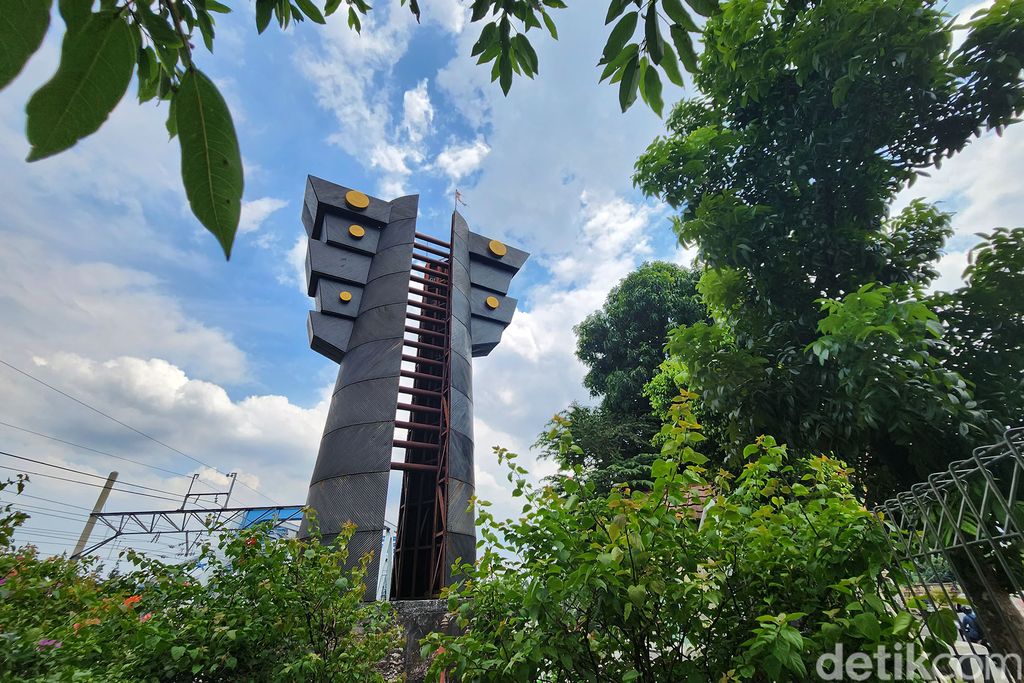 Peserta Walking Tour Ngojak Bekasi melihat Monumen Sejarah Perjuangan Kali Bekasi, di Kota Bekasi, Jawa Barat, Sabtu (21/1/2023).Monumen Kali Bekasi ini adalah saksi sejarah tempat dahulu rakyat Bekasi berani melawan Jepang. Monumen Kali Bekasi ini menjadi saksi 90 tentara Jepang mati oleh rakyat di Bekasi.