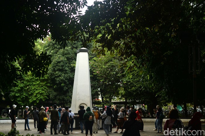 Peserta Walking Tour Ngojak Bekasi melihat Tugu Perjuangan Rakyat Bekasi saat melawan penjajah Belanda, di kawasan Alun-alun Kota Bekasi, Jawa Barat, Sabtu (21/1/2023). Tigu tersebut dibangun untuk mengenang para pahlawan pejuang kemerdekaan di Bekasi.