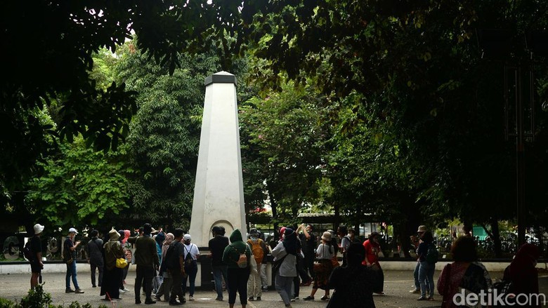 Potret Tugu Perjuangan Rakyat Bekasi Peserta Walking Tour Ngojak Bekasi melihat Tugu Perjuangan Rakyat Bekasi saat melawan penjajah Belanda, di kawasan Alun-alun Kota Bekasi, Jawa Barat, Sabtu (21/1/2023). Tigu tersebut dibangun untuk mengenang para pahlawan pejuang kemerdekaan di Bekasi.