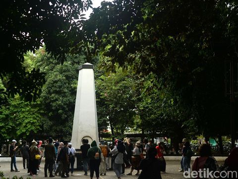 Peserta Walking Tour Ngojak Bekasi melihat Tugu Perjuangan Rakyat Bekasi saat melawan penjajah Belanda, di kawasan Alun-alun Kota Bekasi, Jawa Barat, Sabtu (21/1/2023). Tigu tersebut dibangun untuk mengenang para pahlawan pejuang kemerdekaan di Bekasi.