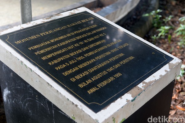 Monumen ini diresmikan pada 1955 untuk mengenang 2 sejarah besar di Bekasi, yaitu peristiwa bulan Agustus 1945 dan peristiwa awal Februari 1950. 