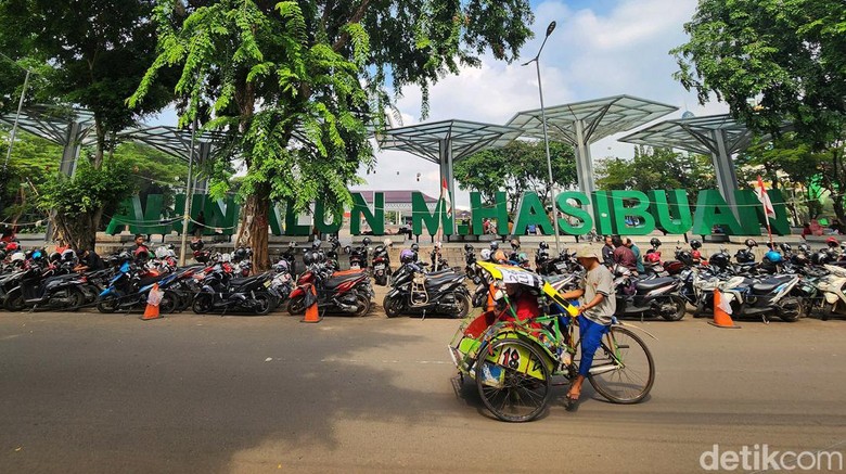 Potret Tugu Perjuangan Rakyat Bekasi Peserta Walking Tour Ngojak Bekasi melihat Tugu Perjuangan Rakyat Bekasi saat melawan penjajah Belanda, di kawasan Alun-alun Kota Bekasi, Jawa Barat, Sabtu (21/1/2023). Tigu tersebut dibangun untuk mengenang para pahlawan pejuang kemerdekaan di Bekasi.