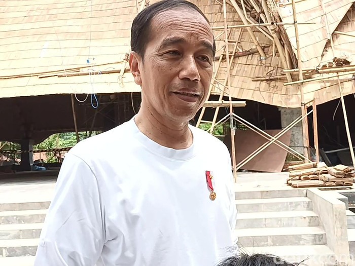 Presiden Joko Widodo seusai mengunjungi Solo Safari di Kota Solo, Senin (23/1/2023).