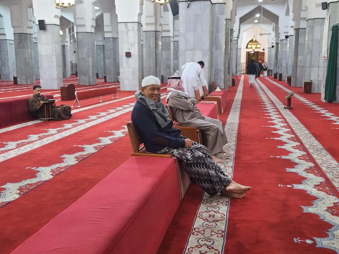 Prof Tjandra Yoga Aditama di Masjid di Taif