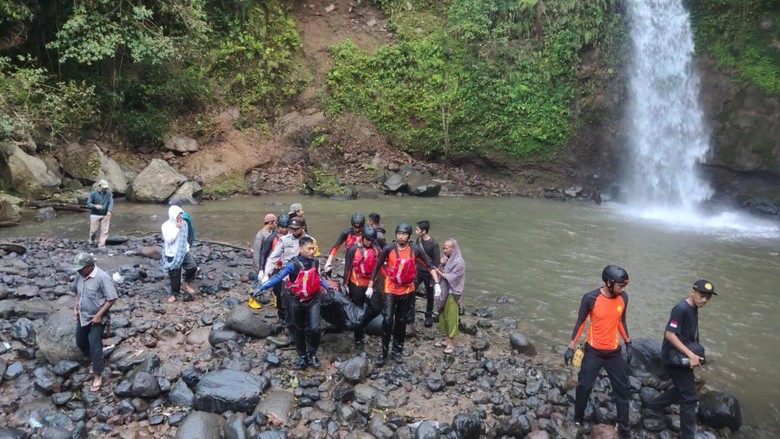 Proses evakuasi wisatawan asal Kota Mataram yang ditemukan tewas di Air Terjun Segenter, Lombok Barat, Senin (23/1/2023). (Foto: Istimewa)