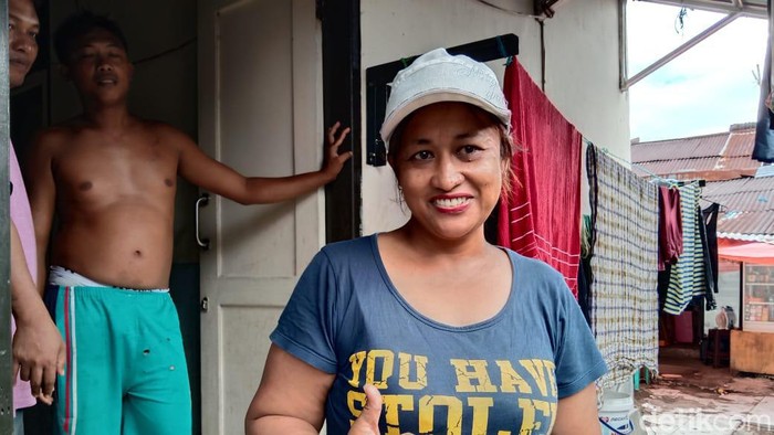 Ramona Ali (42), emak-emak yang berjoget heboh saat bertemu Jokowi di Manado, Sulut.