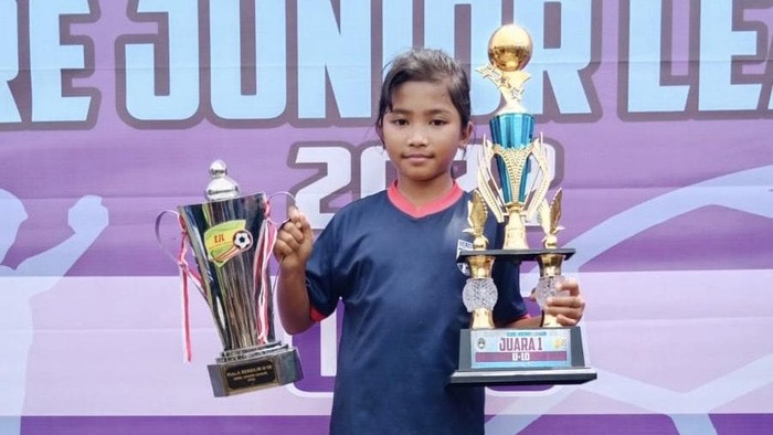 Ratu Anindya, pesepakbola cilik asal Kota Sukabumi. (Foto: Siti Fatimah/detikJabar)
