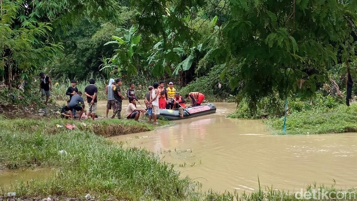 Remaja di Cirebon Hilang Terseret Sungai Cipanundan Cirebon
