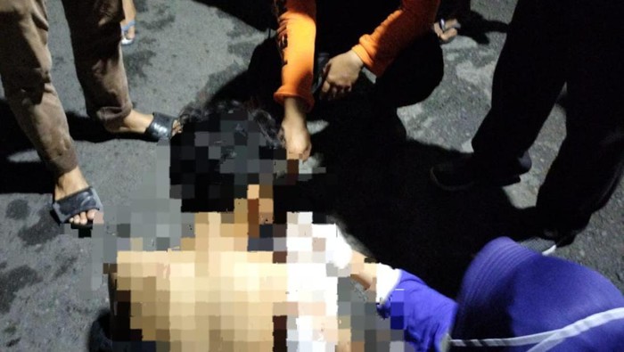 Remaja di Surabaya korban pengeroyokan saat mendapat perawatan dari petugas medis