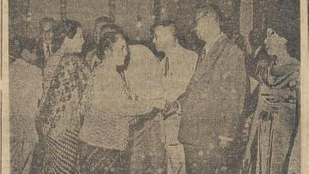 Repro koran  de Preangerbode saat Wali Kota Bandung Raden Enoch menghadiri perayaan Imlek.