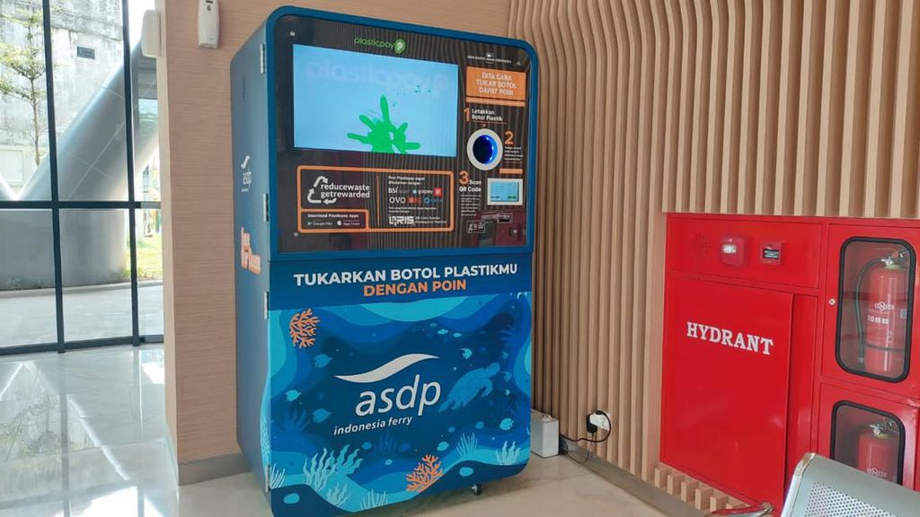 ASDP Kurangi Sampah Plastik di Laut Pakai Reverse Vending Machine