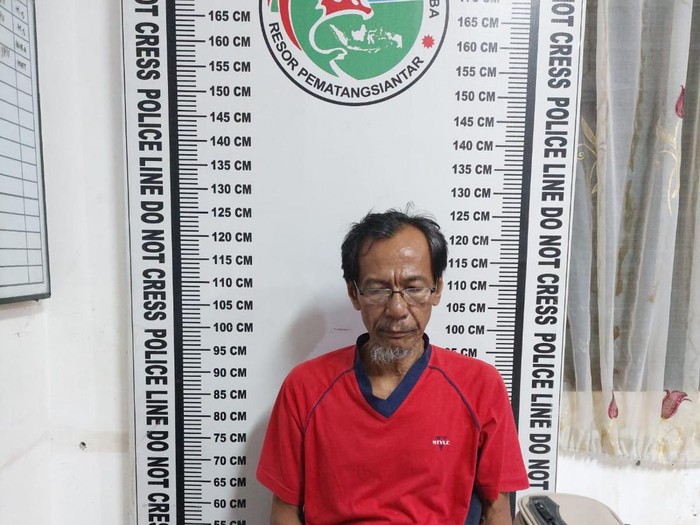 RS (62) tahun ditangkap polisi karena kepemilikan ganja. (Foto: Dok. Polres Siantar)