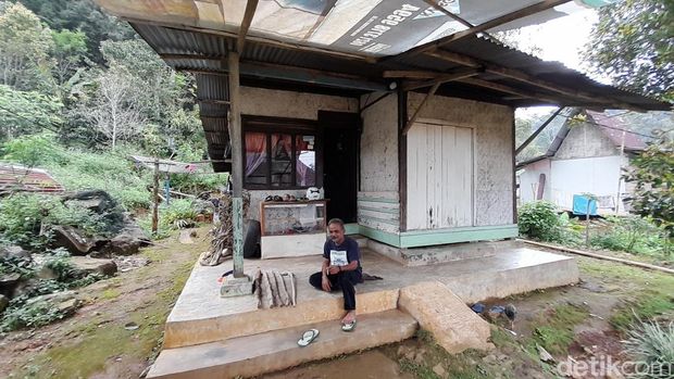 Rumah Julang Ngapak di Dusun Sempurmayung, Desa Cimarga, Kecamatan Cisitu, Kabupaten Sumedang.