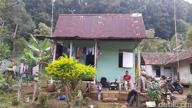 Rumah Julang Ngapak di Dusun Sempurmayung, Desa Cimarga, Kecamatan Cisitu, Kabupaten Sumedang.