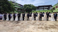 Nikah massal ini diawali di masjid kompleks pesantren dengan melaksanakan akad nikah pukul 08.00 WIB. Prosesi akad nikah tersebut berlangsung penuh haru, calon pengantin pria didampingi 2 saksi dan wali perempuan menempati 10 meja yang disediakan.