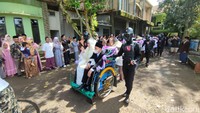 emudian 10 pasang pengantin ini diarak berkeliling di jalan kampung menggunakan becak dan dikawal dengan Pasukan Korps Brimok. Diiringi marawis dan lengser anak-anak, menuju pelaminan di Aula Pesantren.