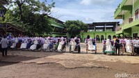 Sebanyak 10 pasang santri dan santriwati di Pesantren Miftahul Huda 2 Bayasari, Kecamatan Jatinagara, Kabupaten Ciamis, Jawa Barat, resmi nikah massal, Senin (23/1/20223).