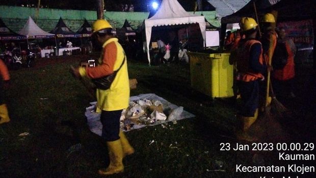 sampah berton-ton dari dua gelaran di kota malang
