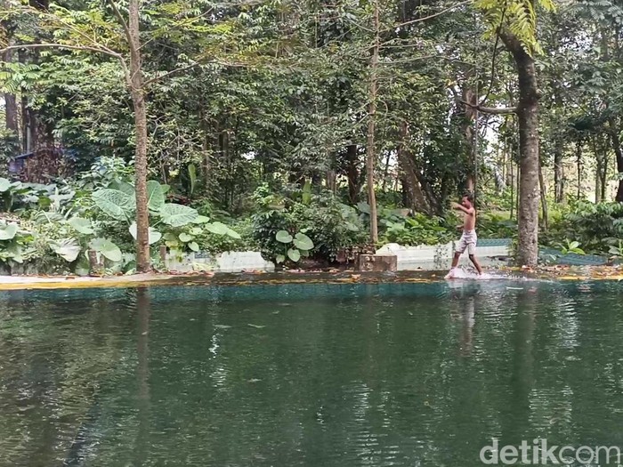 Sendang Coyo di kawasan hutan wilayah Desa Mlowokarangtalun, Kecamatan Pulokulon, Kabupaten Grobogan, Sabtu (21/1/2023).