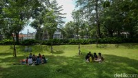 Mereka menggelar tikar beserta makanan ringan yang dibawa dari rumah.