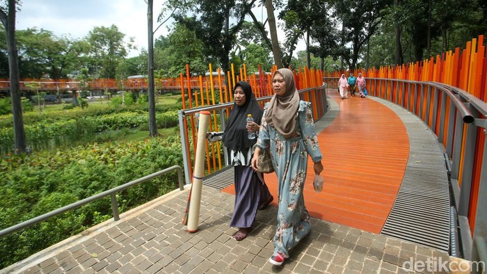 Warga mengunjungi Tebet Eco Park di Jakarta, Senin (23/1/2023). Warga yang datang turut membawa serta anak-anak.