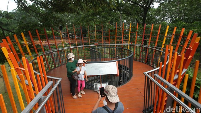 Serunya Habiskan Libur Panjang di Tebet Eco Park Warga mengunjungi Tebet Eco Park di Jakarta, Senin (23/1/2023). Warga yang datang turut membawa serta anak-anak.