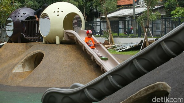Mulai dari perosotan, ayunan, trampolin hingga taman bermain ikonik bergambar buaya.
