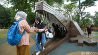 Diketahui taman seluas 7 hektar ini dilengkapi dengan fasilitas bermain anak.
