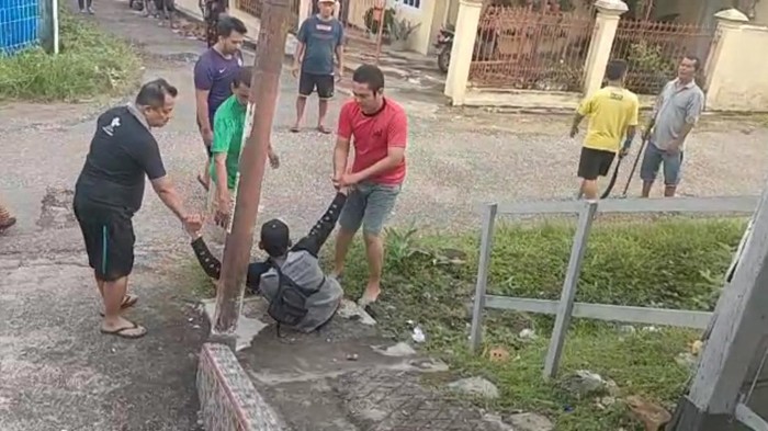 Maling kotak amal di Jambi saat ditangkap warga (Foto: Istimewa)