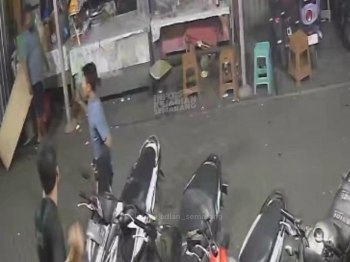 Tangkapan layar video penyerangan oleh segerombolan orang bercelurit di Semarang, Minggu (22/1/2023) dini hari.
