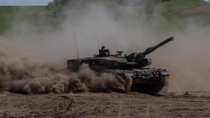 (FILES) This file photo taken on May 19, 2022 shows a Polish Leopard tank as troops from Poland, USA, France and Sweden take part in the DEFENDER-Europe 22 military exercise, in Nowogard, Poland. - NATO countries are set to announce new 