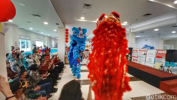 Tiga barongsai meliuk-liuk dan menghibur pasien di Rumah Sakit Unggul Karsa Medika (RS UKM), Taman Kopo Indah, Desa Mekar Rahayu, Kecamatan Margaasih, Kabupaten Bandung, Senin (23/10/2023)