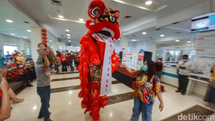 Tiga barongsai meliuk-liuk dan menghibur pasien di Rumah Sakit Unggul Karsa Medika (RS UKM), Taman Kopo Indah, Desa Mekar Rahayu, Kecamatan Margaasih, Kabupaten Bandung, Senin (23/10/2023)