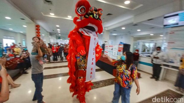 Tiga barongsai meliuk-liuk dan menghibur pasien di Rumah Sakit Unggul Karsa Medika (RS UKM), Taman Kopo Indah, Desa Mekar Rahayu, Kecamatan Margaasih, Kabupaten Bandung, Senin (23/10/2023)