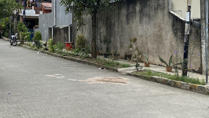 TKP pria ditemukan tewas penuh luka sayat di Depok. (Devi/detikcom)