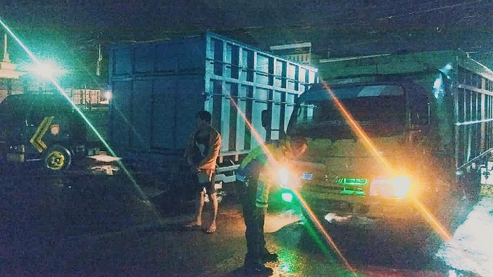 Truk pengangkut batu bara ditahan karena melintas di jalur Kota Jambi. (Foto: Istimewa)