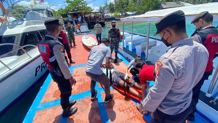 Evakuasi turis asal India yang tewas saat snorkeling di perairan Manta Bay, Desa Bunga Mekar, Kecamatan Nusa Penida, Klungkung, Minggu (22/1/2023).