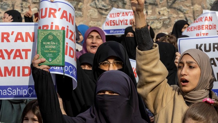 Umat Muslim Turki Demo Protes Pembakaran Alquran di Swedia Umat muslim Turki marah atas pembakaran Alquran yang dilakukan oleh kelompok anti-islam di Swedia. Mereka melakukan demo di depan Konsulat Jenderal Swedia