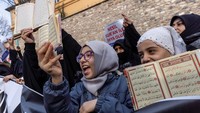Salah seorang pengunjuk rasa di Istanbul, Mustafa Demircan, mengatakan tindakan membakar Alquran tidak boleh dianggap sebagai tindakan yang dilindungi oleh hak kebebasan berekspresi. 