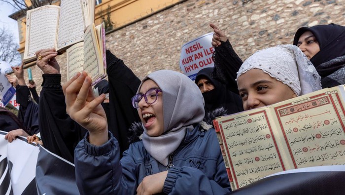 Umat muslim Turki marah atas pembakaran Alquran yang dilakukan oleh kelompok anti-islam di Swedia. Mereka melakukan demo di depan Konsulat Jenderal Swedia