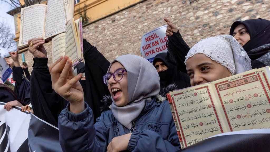 Umat Muslim Turki Demo Protes Pembakaran Alquran di Swedia