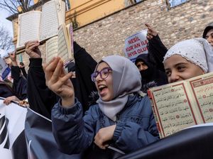 Umat Muslim Turki Demo Protes Pembakaran Alquran di Swedia