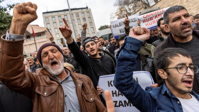 Umat muslim Turki marah atas pembakaran Alquran yang dilakukan oleh kelompok anti-islam di Swedia. Mereka melakukan demo di depan Konsulat Jenderal Swedia